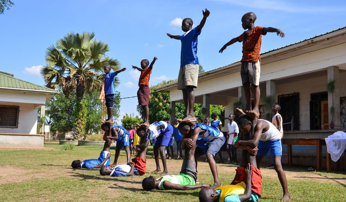 GHU-Jobs-Kinder machen Akrobatik in Uganda